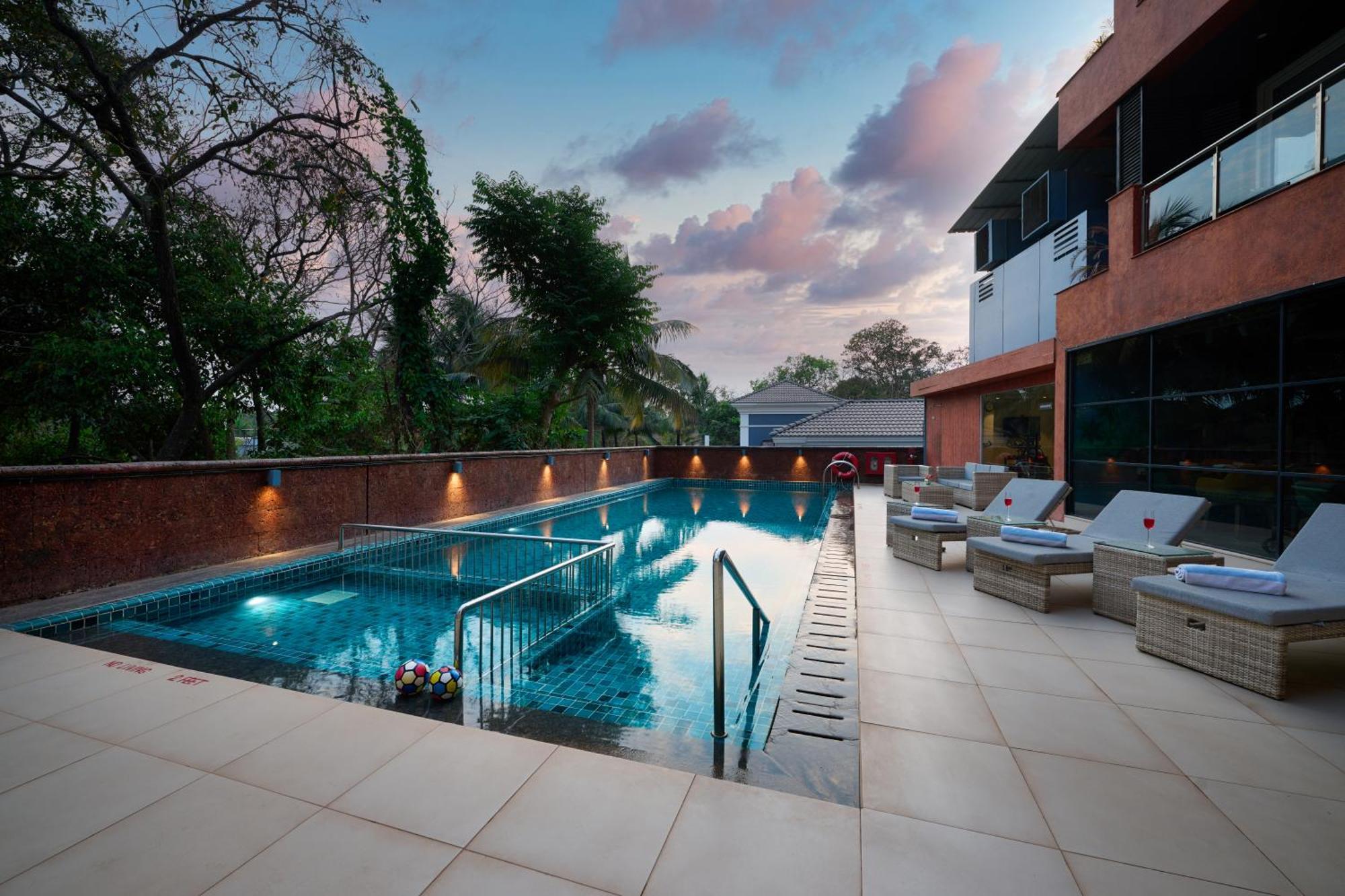 Hotel Golden Tulip Vagator Goa Exterior foto